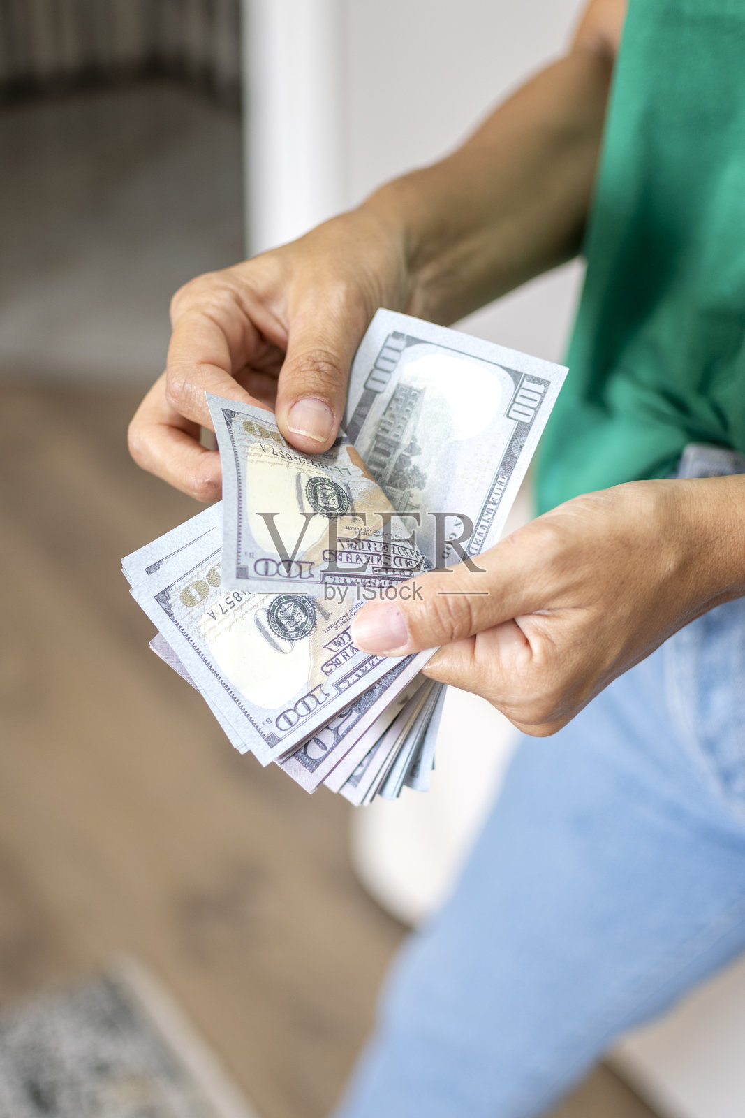 手里拿着美元钞票。美元是美国的官方货币照片摄影图片