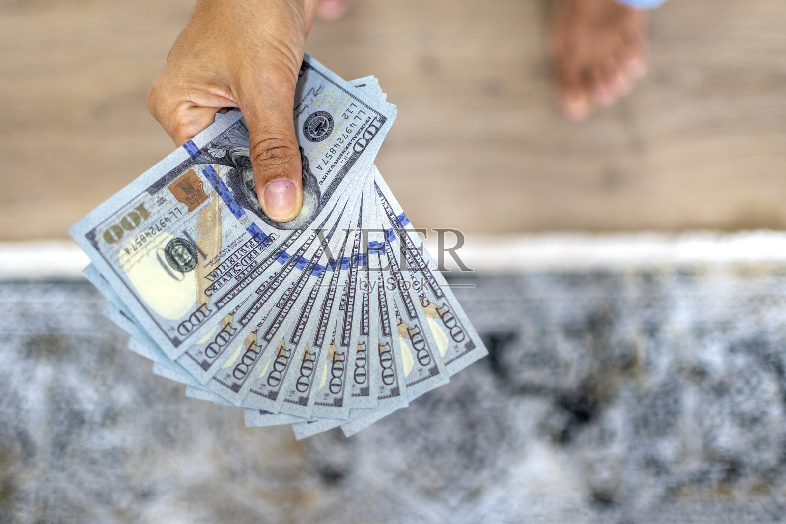 手里拿着美元钞票。美元是美国的官方货币照片摄影图片
