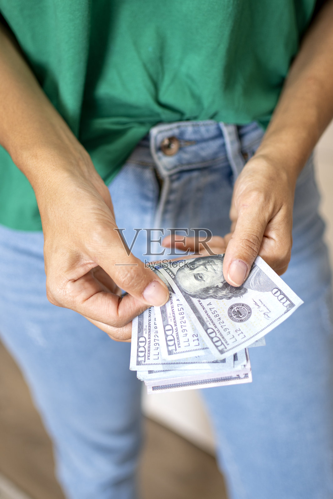 手里拿着美元钞票。美元是美国的官方货币照片摄影图片