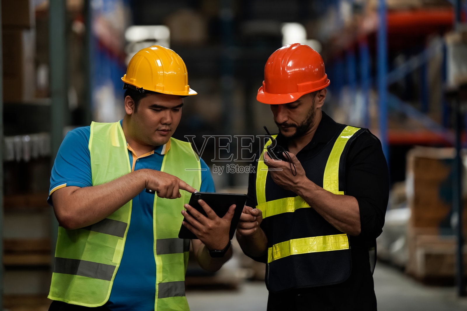 销售库存的仓库工人用平板电脑检查。照片摄影图片