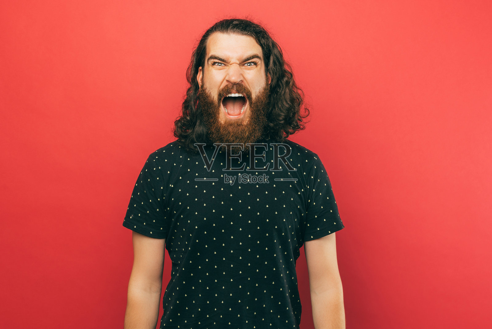 一个年轻人对着镜头尖叫的照片，因为他很生气照片摄影图片