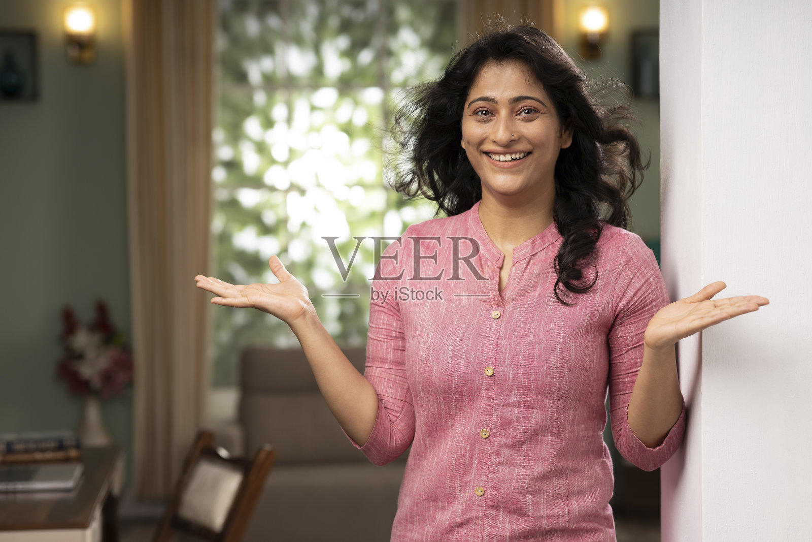 一个年轻女人在家的照片，库存照片照片摄影图片