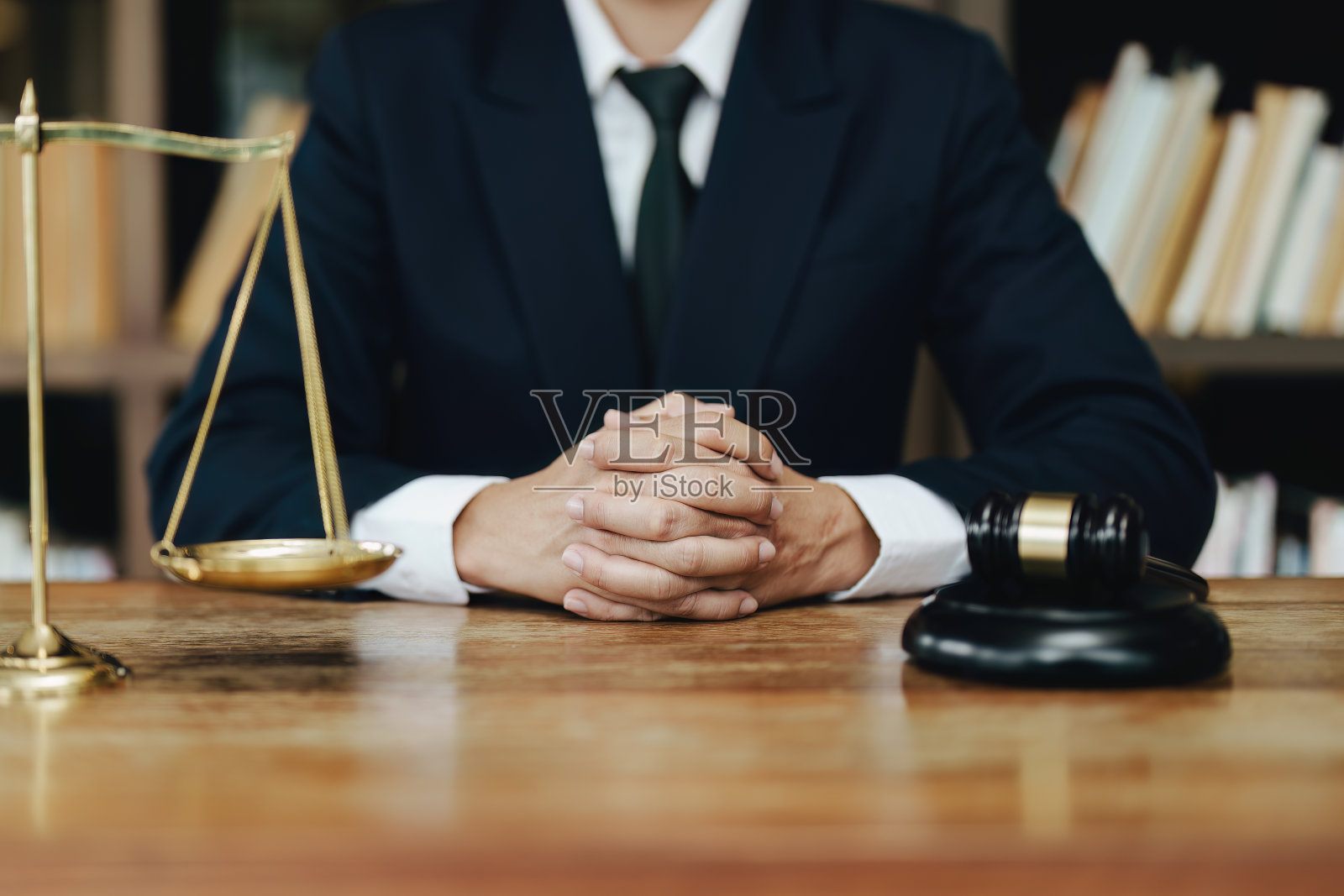 讨论法律事务并签署重要文件照片摄影图片