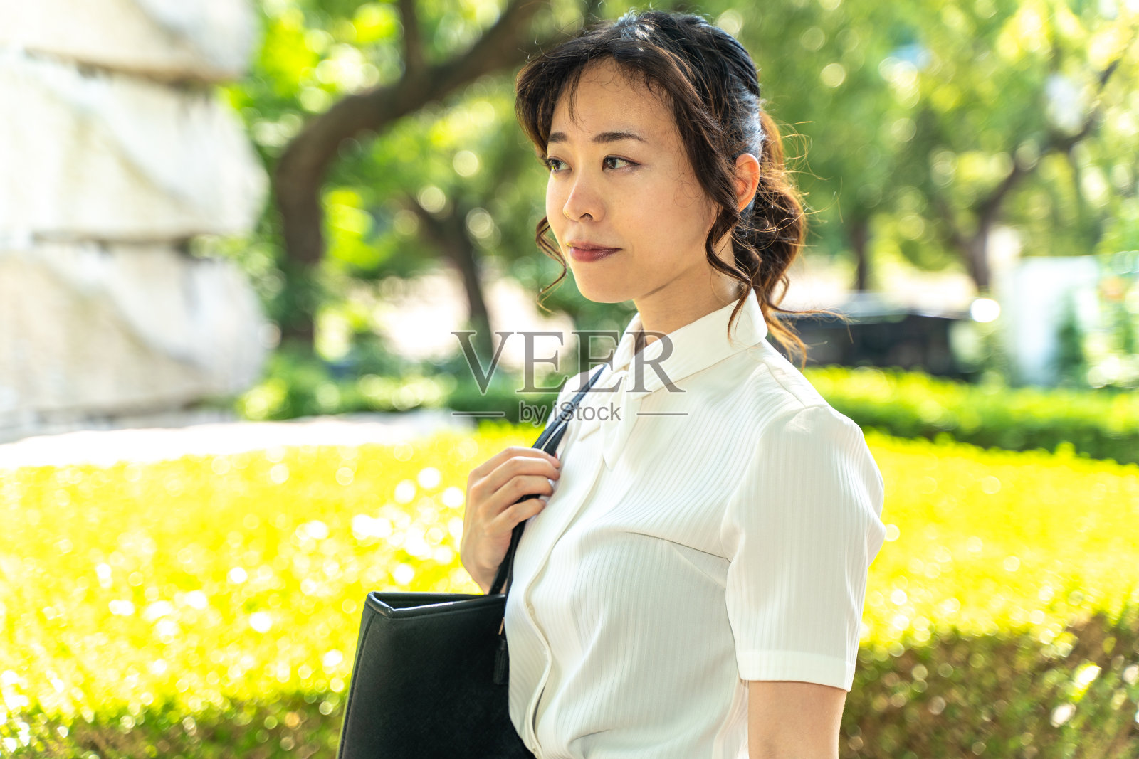 一个去销售的女员工，却不输给炎热的夏天照片摄影图片