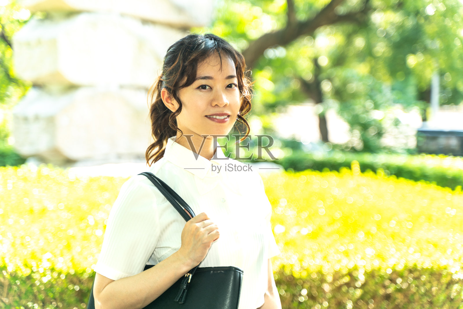 一个去销售的女员工，却不输给炎热的夏天照片摄影图片