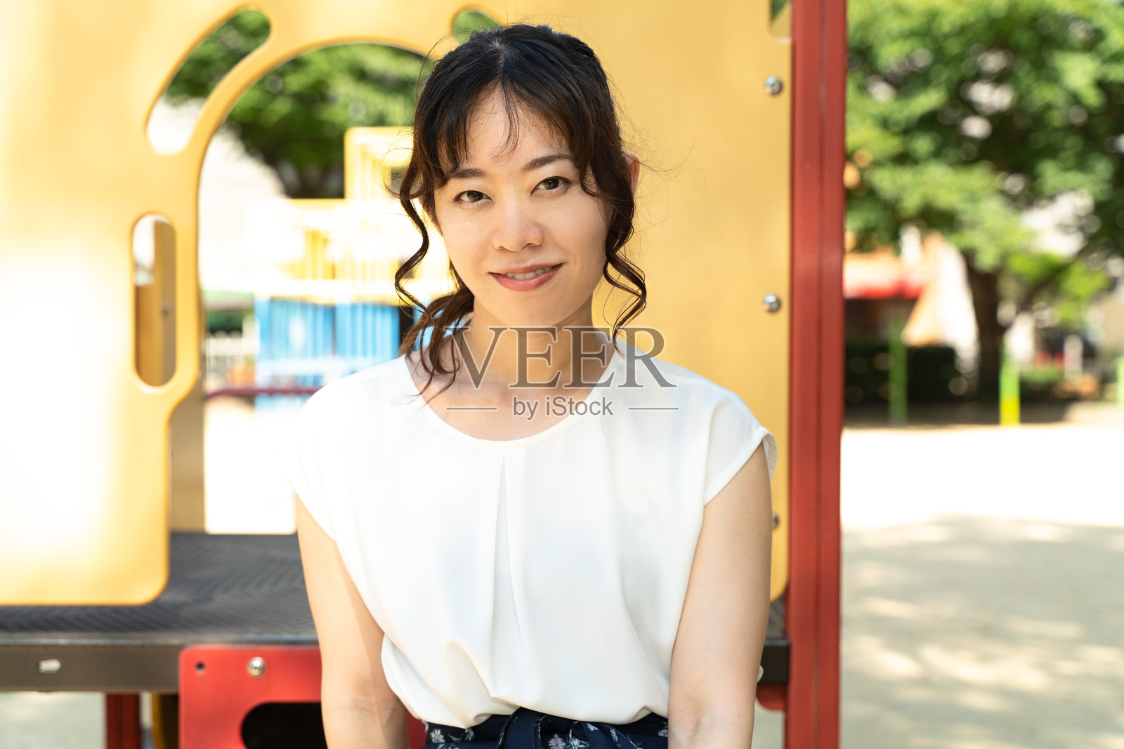 公园里的年轻女子照片摄影图片