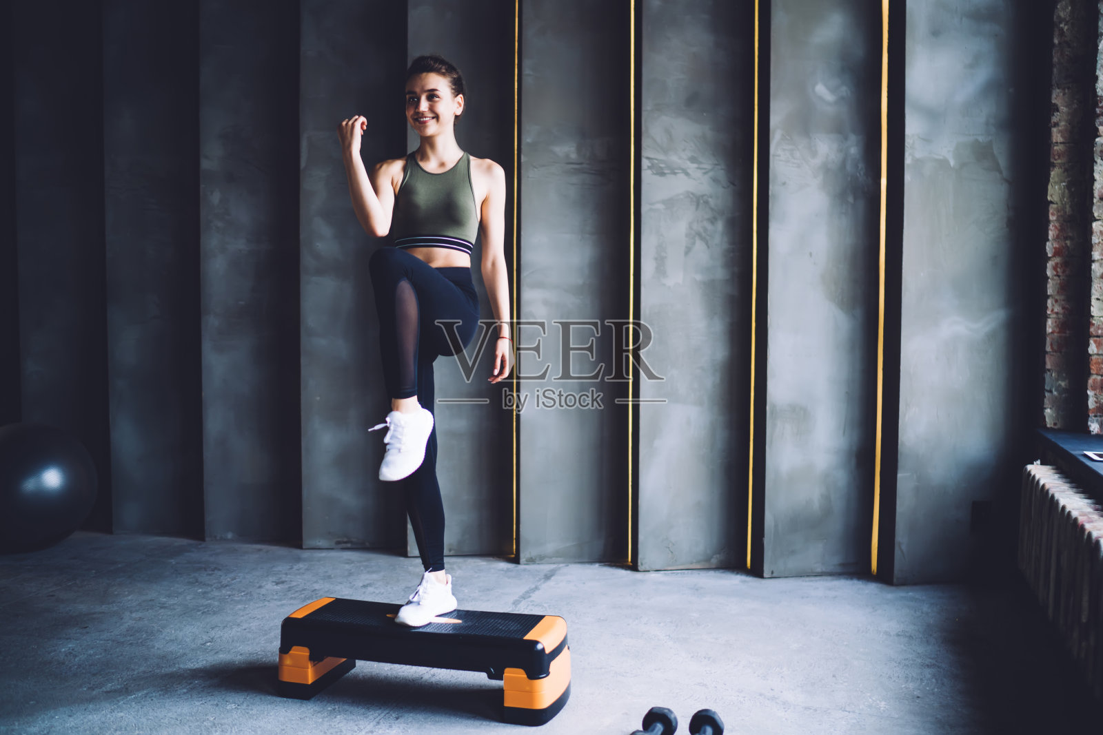 快乐的白人女性在积极穿着享受训练的步骤减肥和卡路里在有氧运动，微笑的女性健身教练满意健康的生活方式和锻炼完美的身体照片摄影图片