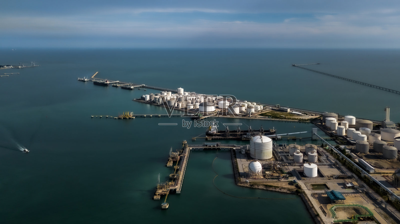 鸟瞰图石油码头工业设施，用于储存石油和石化产品，以进一步运输存储设施，石油石化产品的储罐在石油码头炼化照片摄影图片