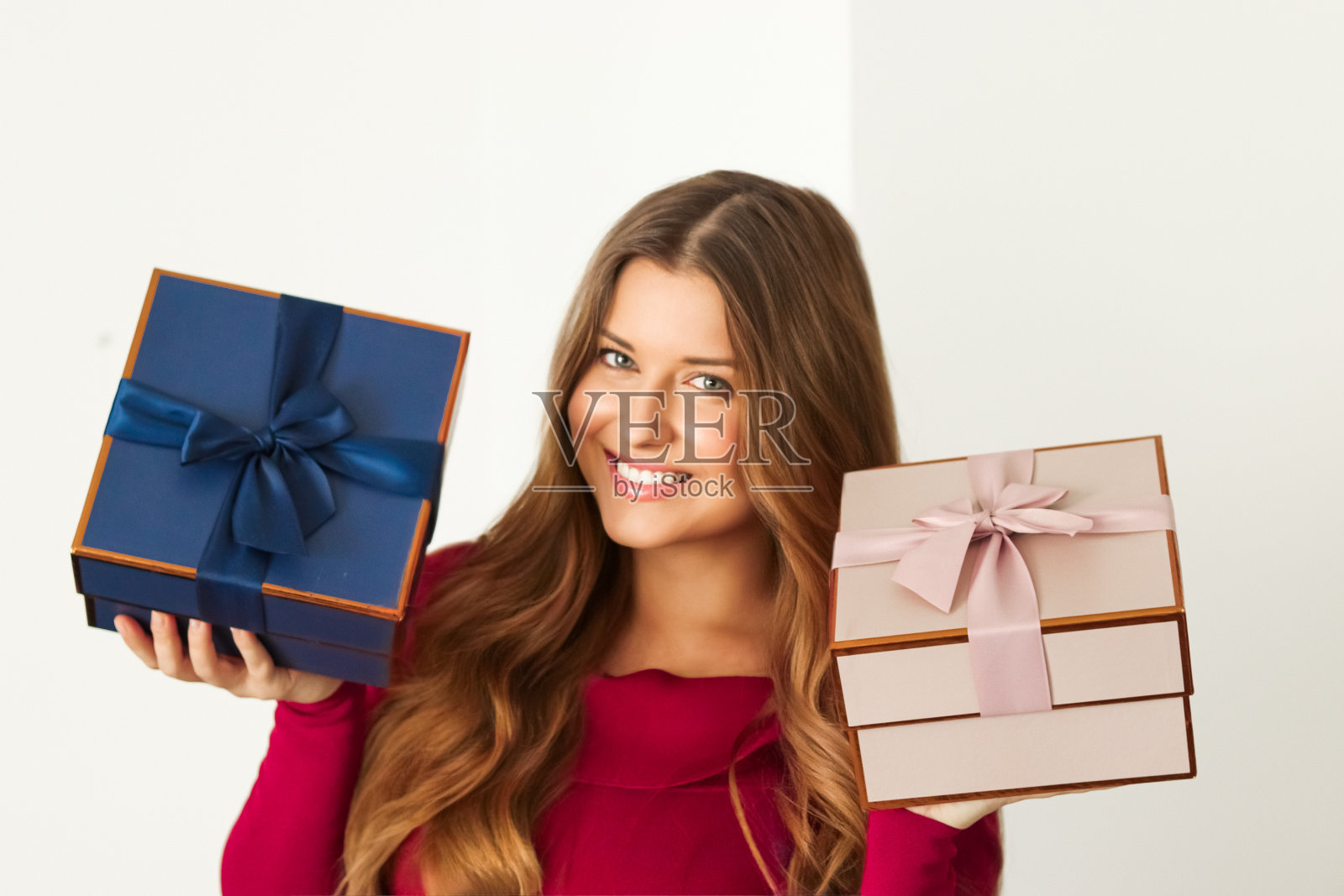 快乐的女人持有生日礼物，周年纪念日，婚礼，情人节或圣诞节，豪华节日礼物或美容盒订阅快递照片摄影图片