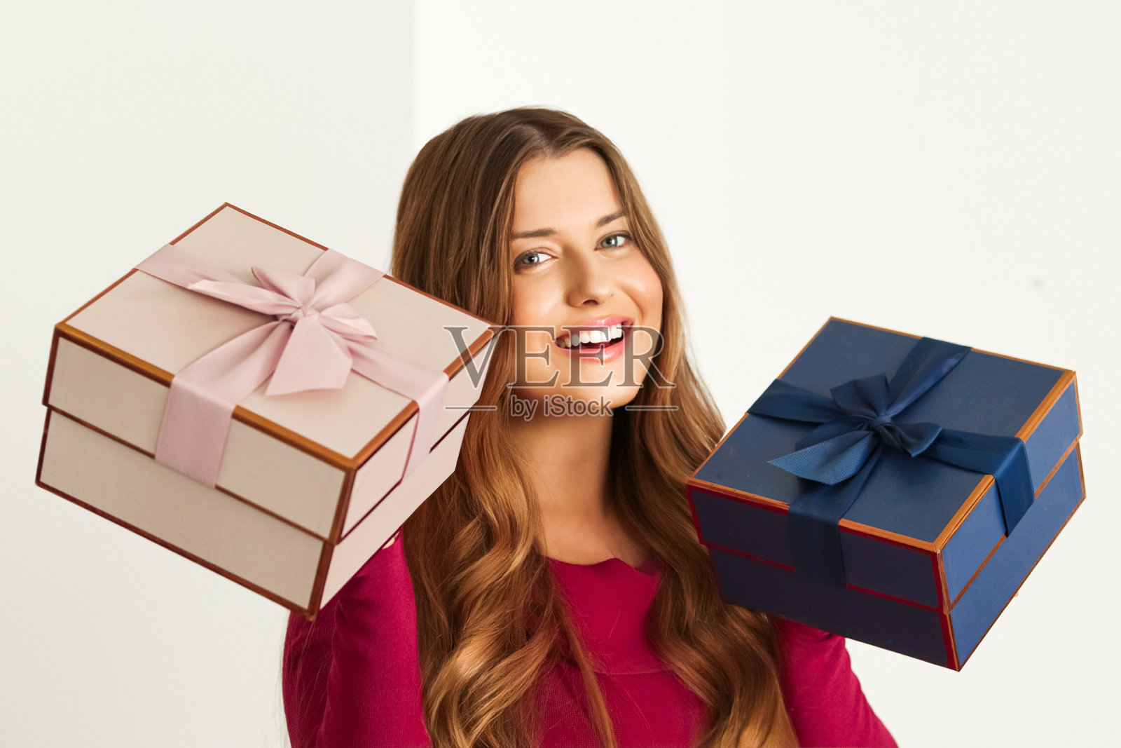 快乐的女人持有生日礼物，周年纪念日，婚礼，情人节或圣诞节，豪华节日礼物或美容盒订阅快递照片摄影图片