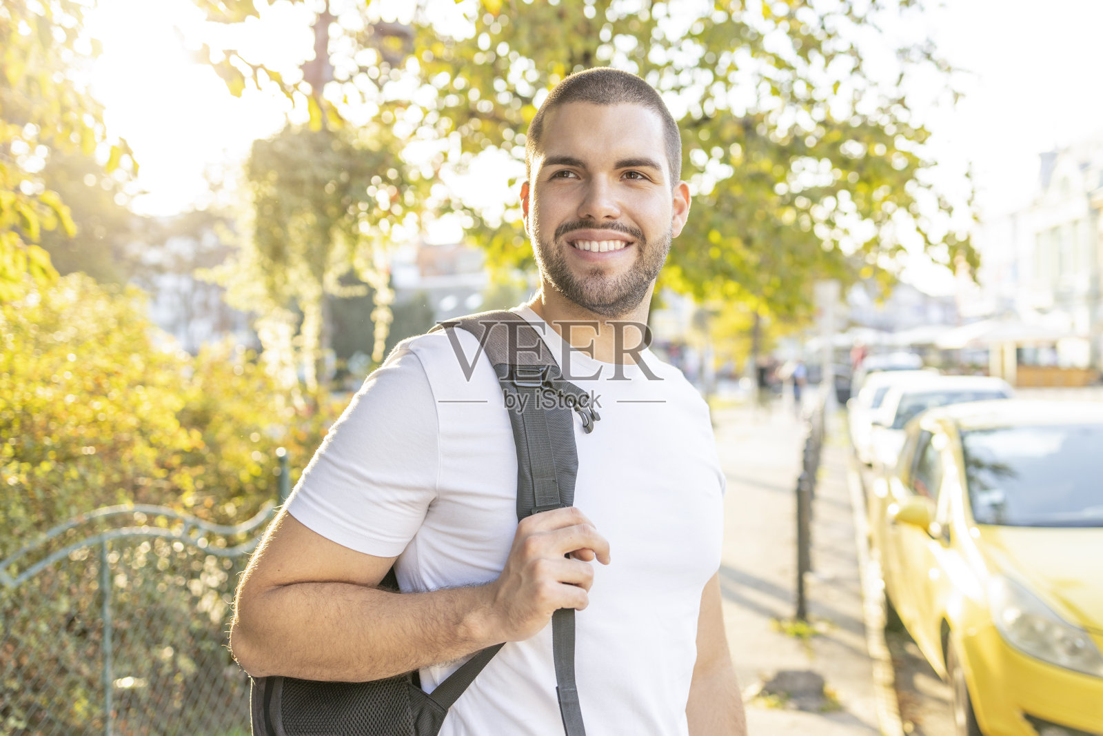 微笑的年轻人背双肩包照片摄影图片
