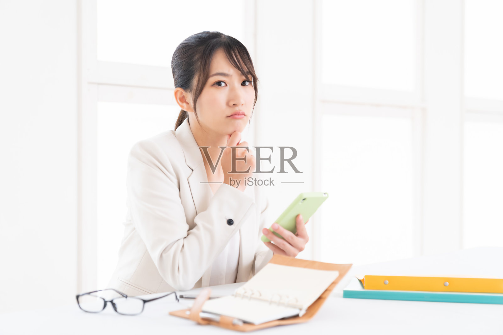 年轻的亚洲女性看到智能手机，会想，照片摄影图片