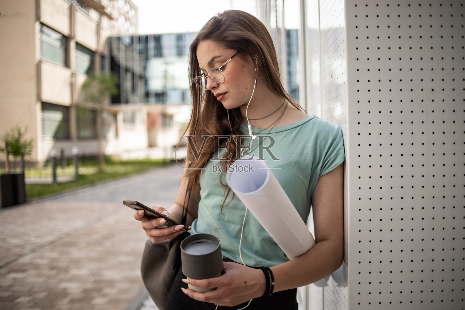 一个女学生在大学楼前照片摄影图片