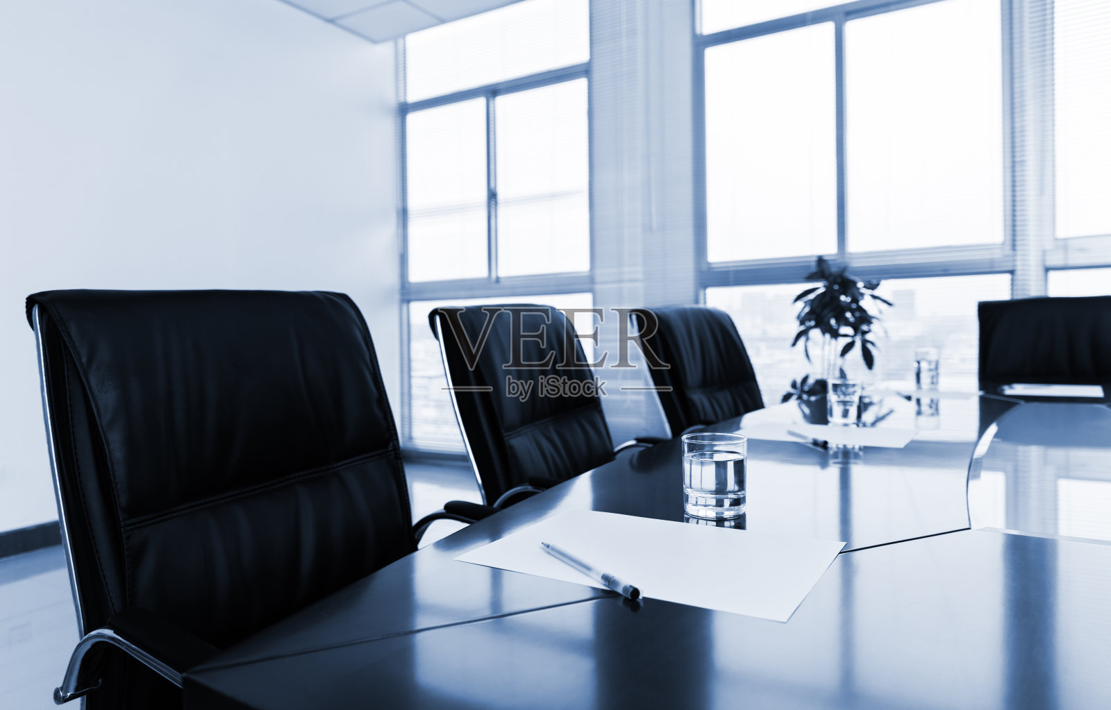 白纸笔在会议室照片摄影图片