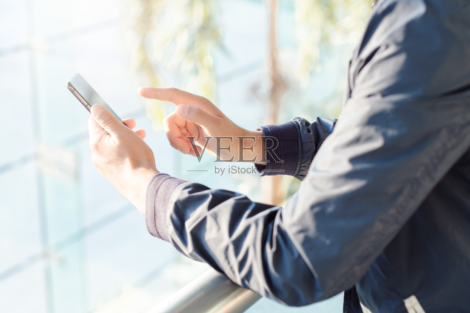 成年男子看手机照片摄影图片