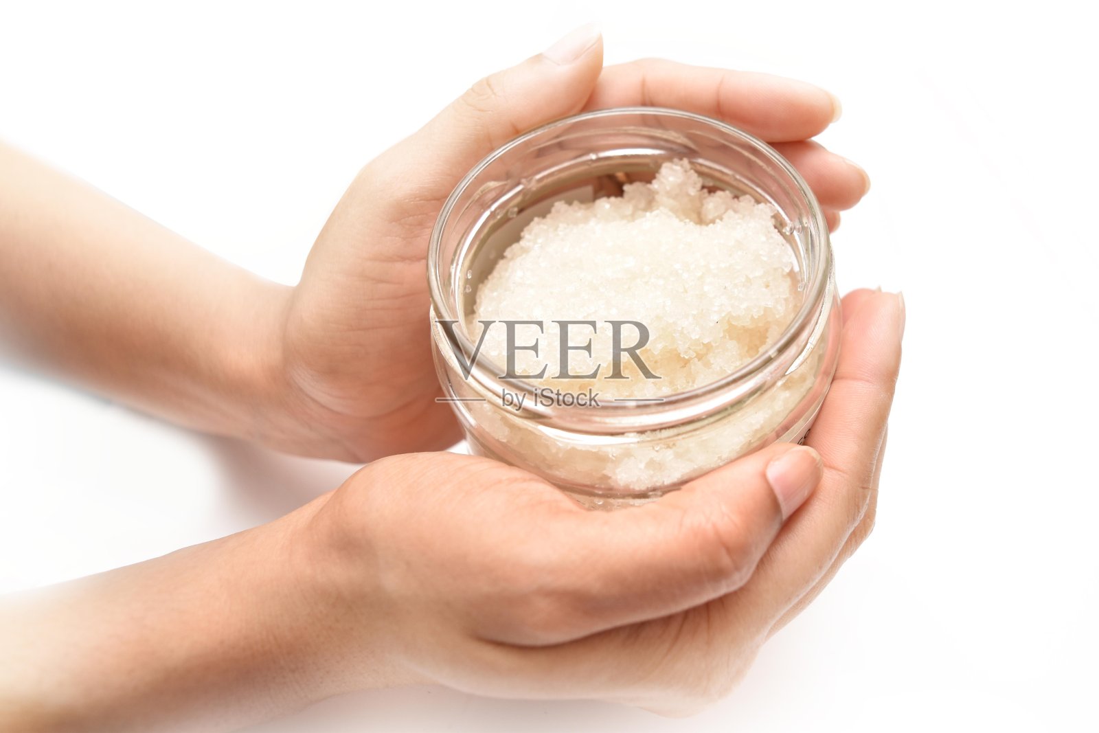 拿着一瓶化妆品照片摄影图片