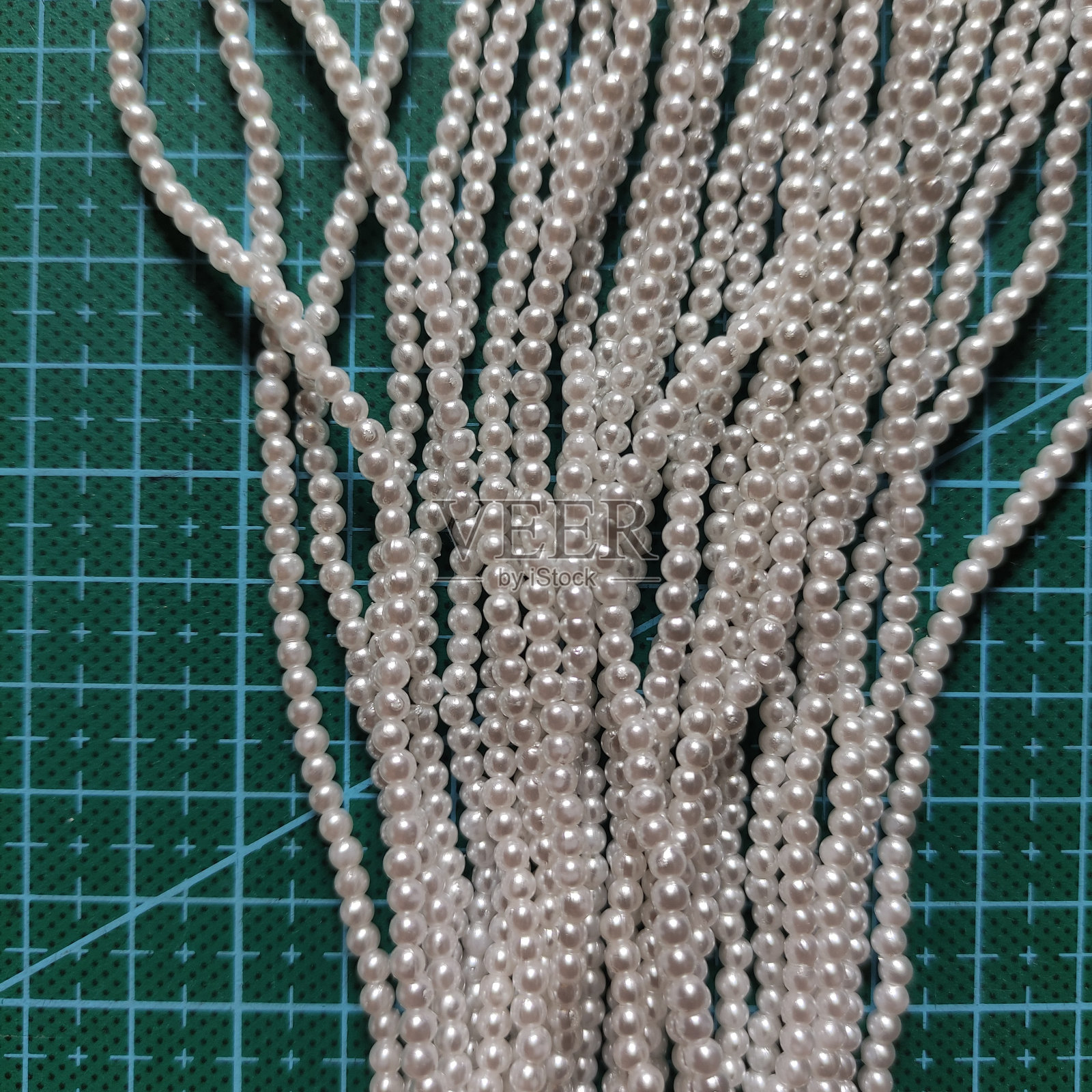 一串漂亮的白色合成珍珠照片摄影图片