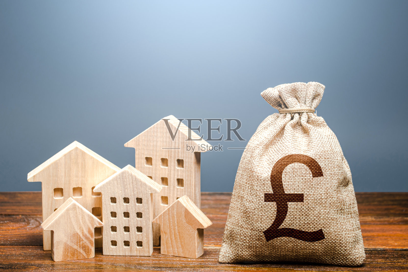 房子和英镑的钱袋。社区市政预算。过热的市场。投资于房地产和建筑业。能源效率和家庭服务。照片摄影图片