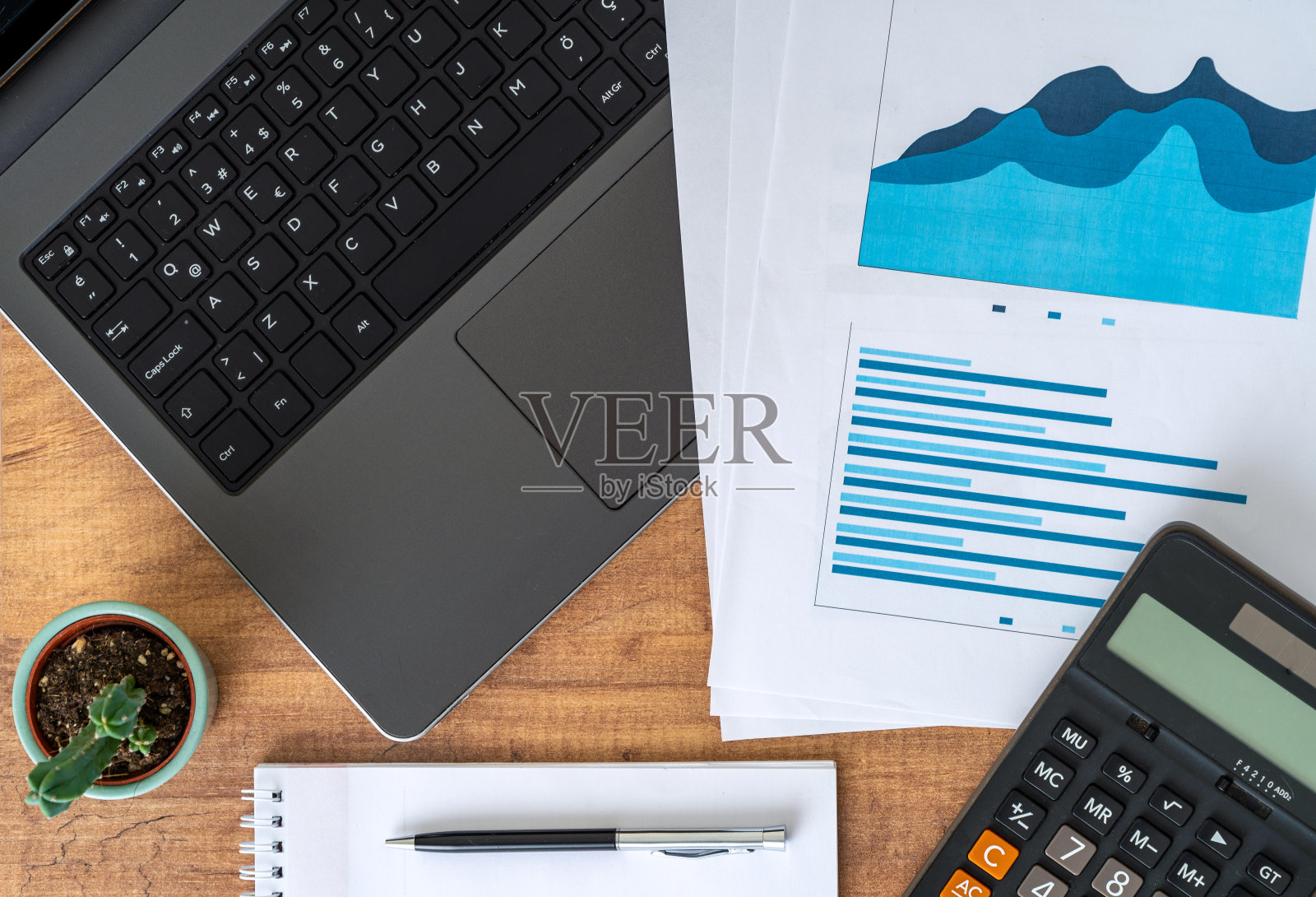 俯视图照片的业务人员桌面与图形和统计。照片摄影图片