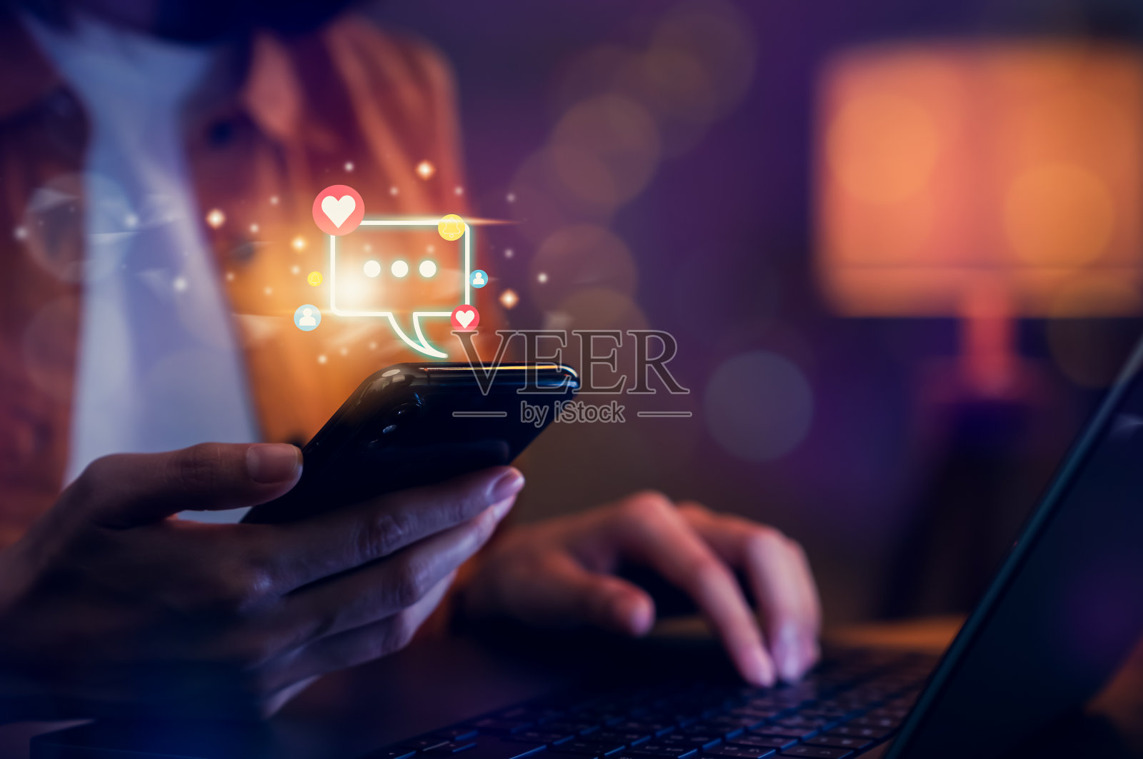 特写的手使用智能手机和打字信息沟通，显示图标的社交媒体。网络技术的概念。照片摄影图片