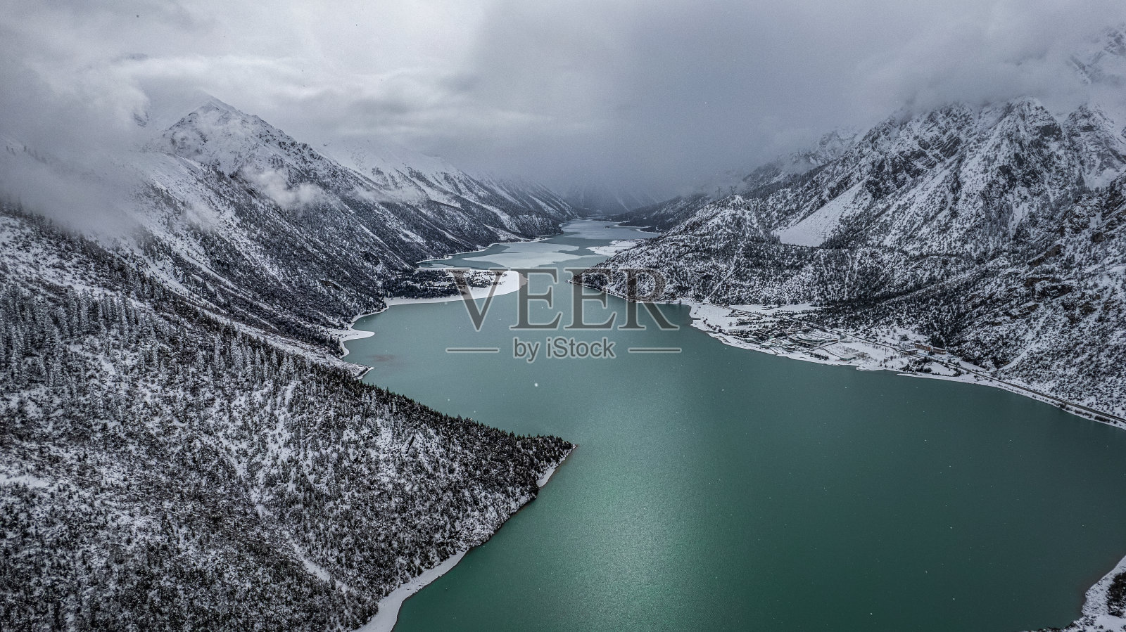 冉武湖浮冰的航拍照片摄影图片