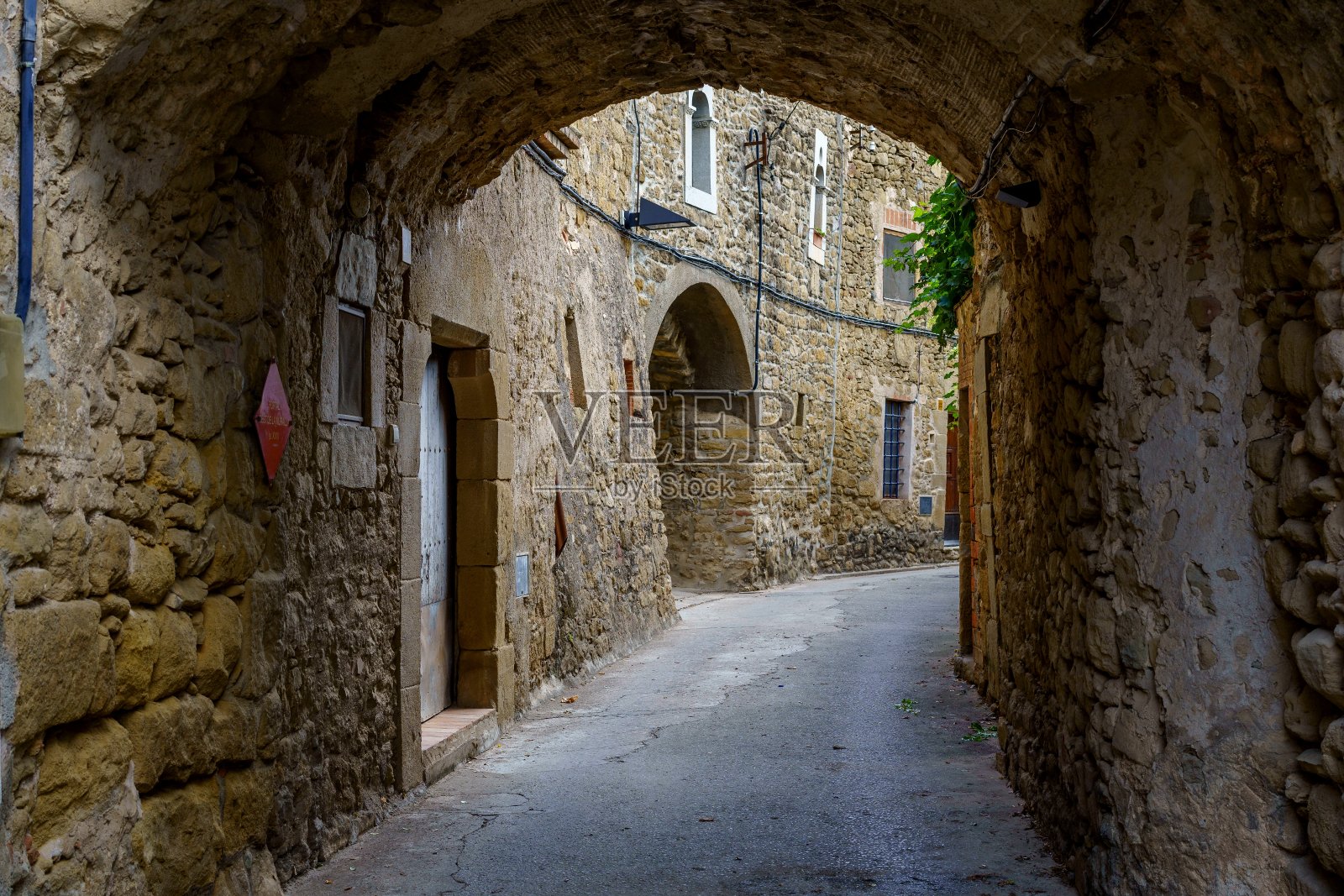 Madremaña，在加泰罗尼亚语和正式自1981年Madremanya，是一个西班牙直辖市，在Gironés的comarca在加泰罗尼亚的赫罗纳省，位于该地区的东部和西班牙的Bajo Ampurdán的边界。照片摄影图片