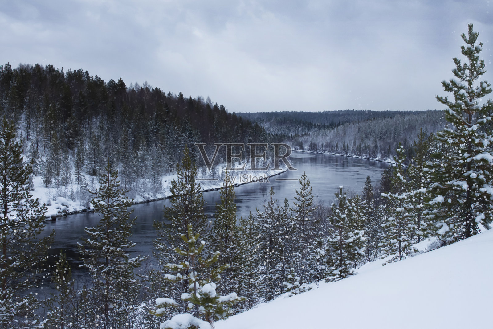 美妙的冬天的风景。冬季景观有积雪覆盖的针叶林和河流。徒步旅行的地方令人惊叹的自然背景。冬季河流雪林景观。圣诞节冬季背景照片摄影图片