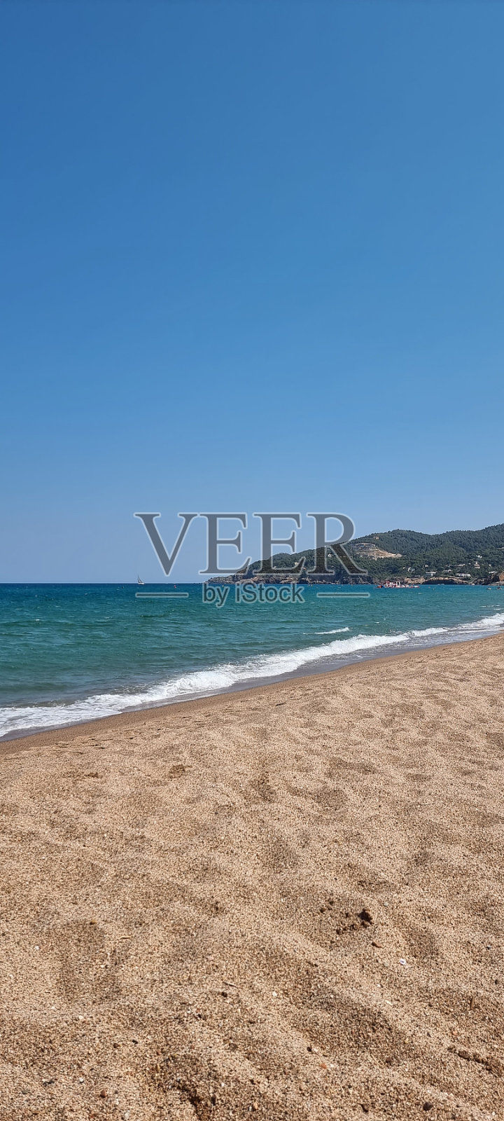 孤独的海滩和大海映衬着蓝天照片摄影图片