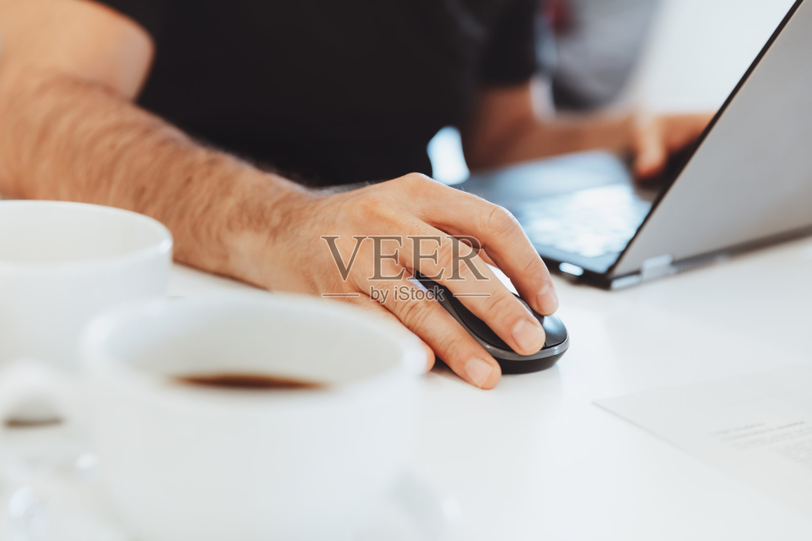 在办公室工作的男人照片摄影图片