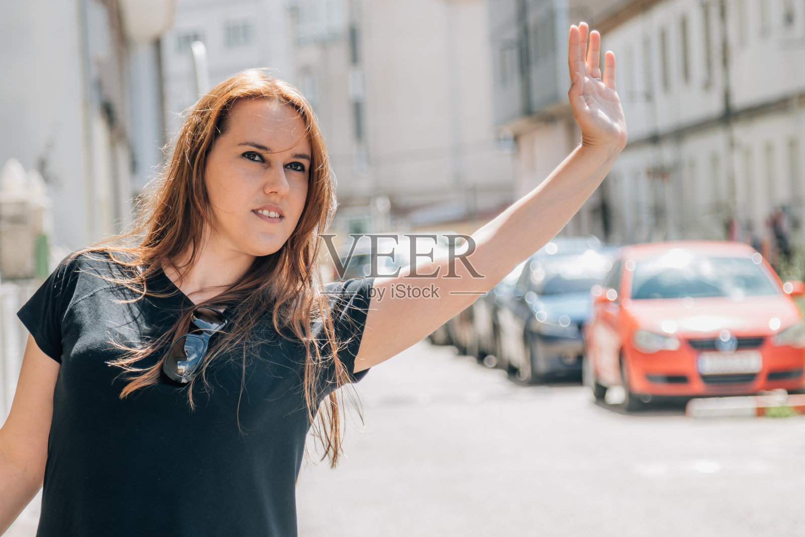 自然的女人在街上叫出租车或城市交通工具照片摄影图片