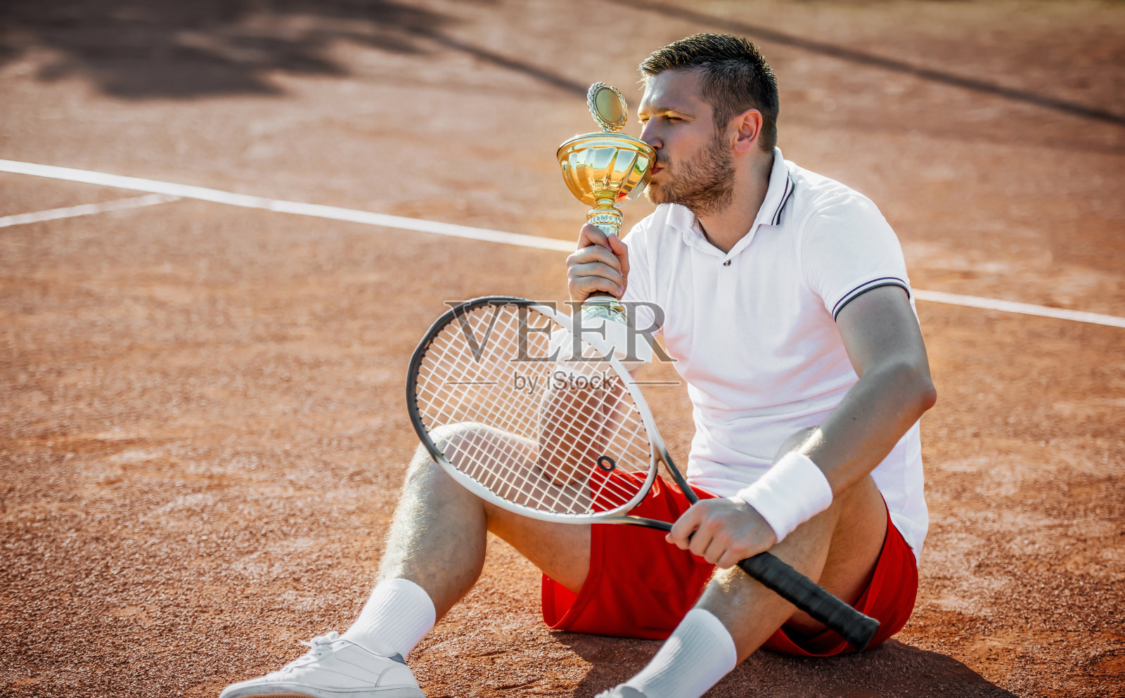 网球冠军。网球运动员在球场上。运动,休闲的概念照片摄影图片