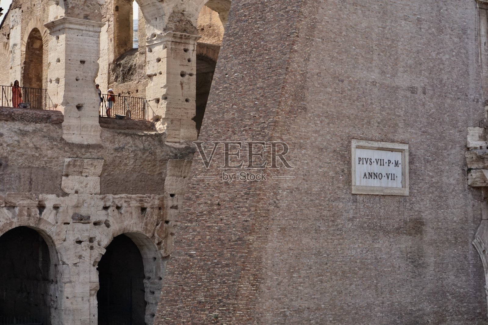 罗马斗兽场是一个椭圆形的圆形剧场，位于意大利罗马市中心，就在罗马广场的东面。照片摄影图片