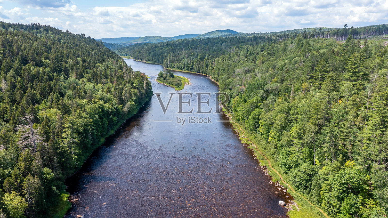 无人机的绿色山脉景观，夏季在加拿大，水溪流之间流动的森林。照片摄影图片