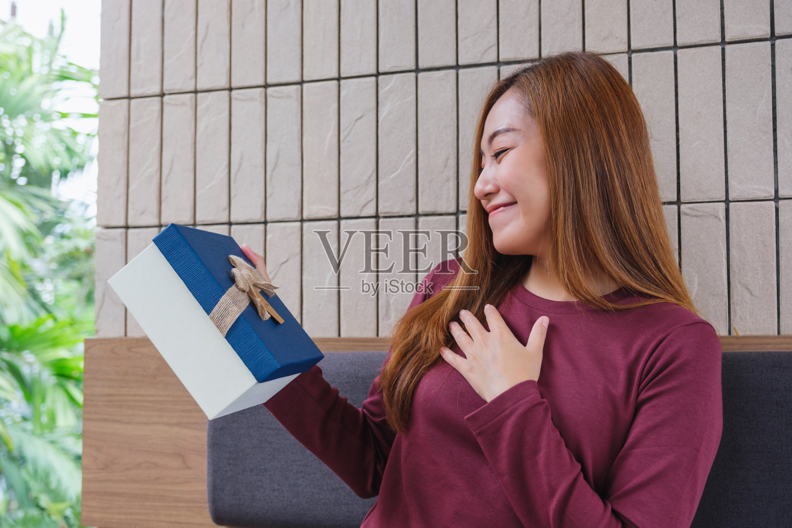 一个惊讶的年轻女子收到一个礼盒的肖像图像照片摄影图片