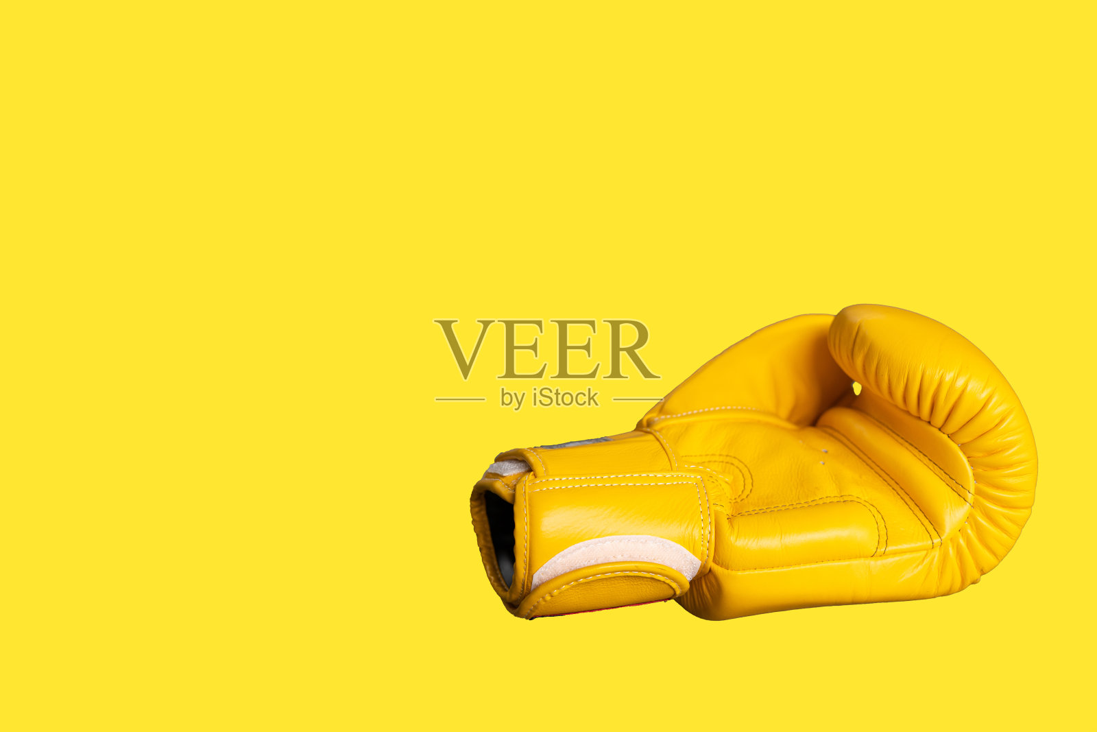黄色拳击手套隔离背景。照片摄影图片