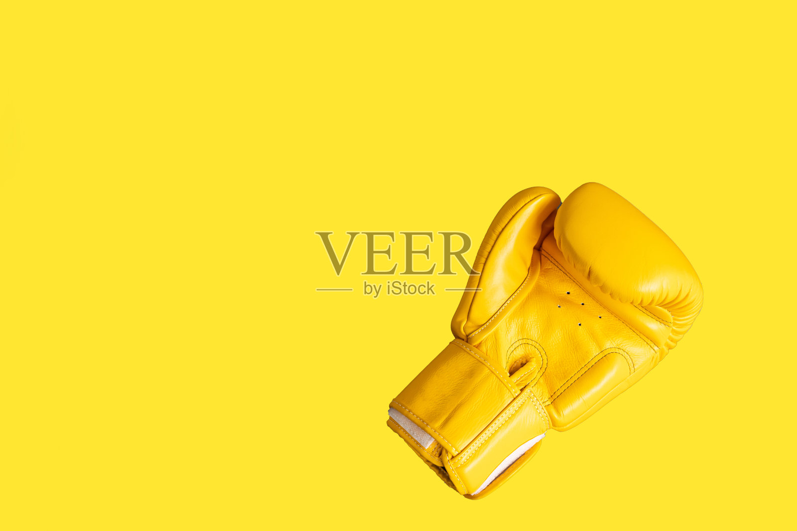 黄色拳击手套隔离背景。照片摄影图片