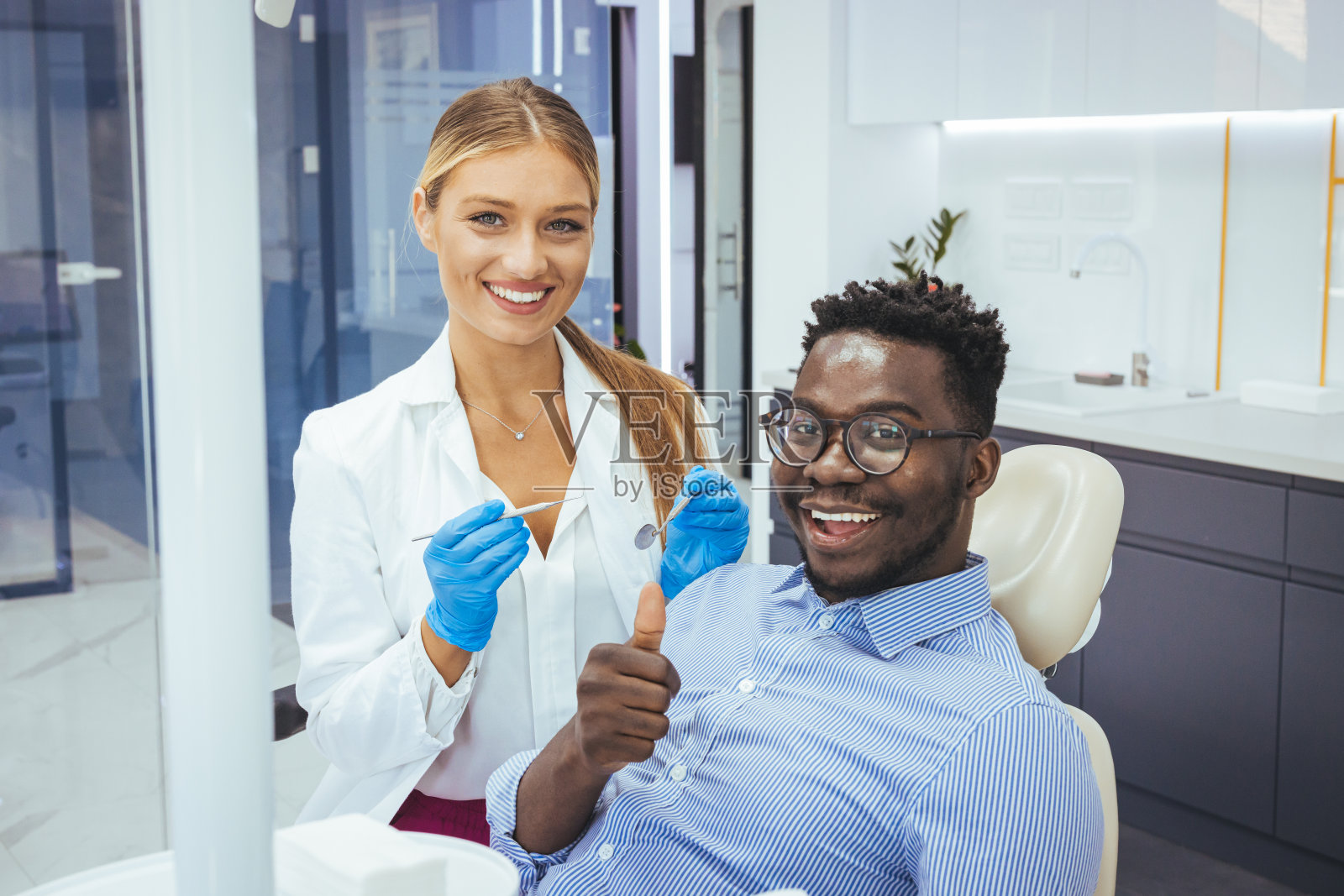 男子和男医生一起检查牙齿照片摄影图片