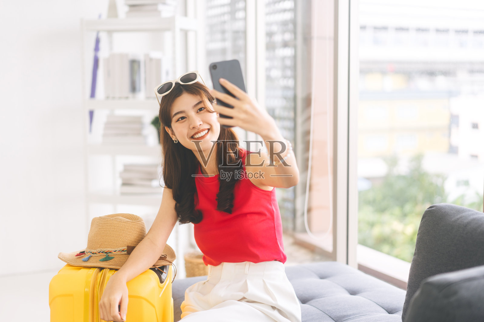 东南亚年轻成年女子旅行前用智能手机自拍的肖像照片摄影图片