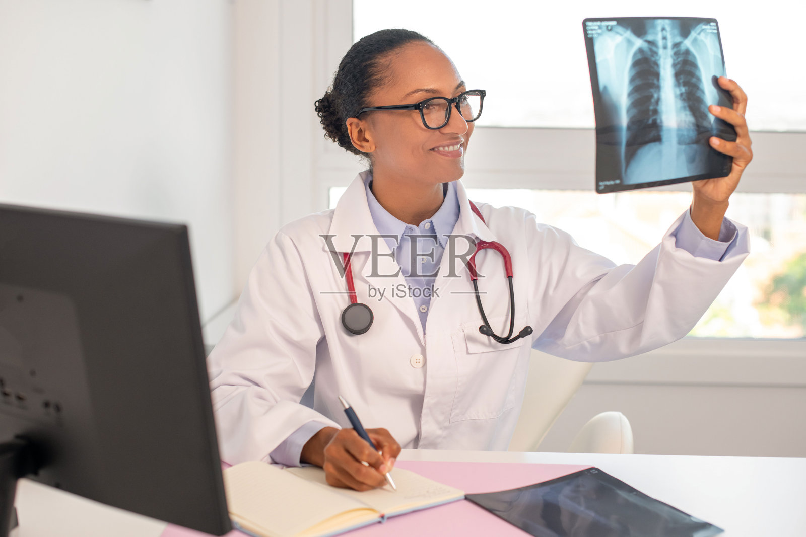 快乐女医生的肖像看x光图像照片摄影图片