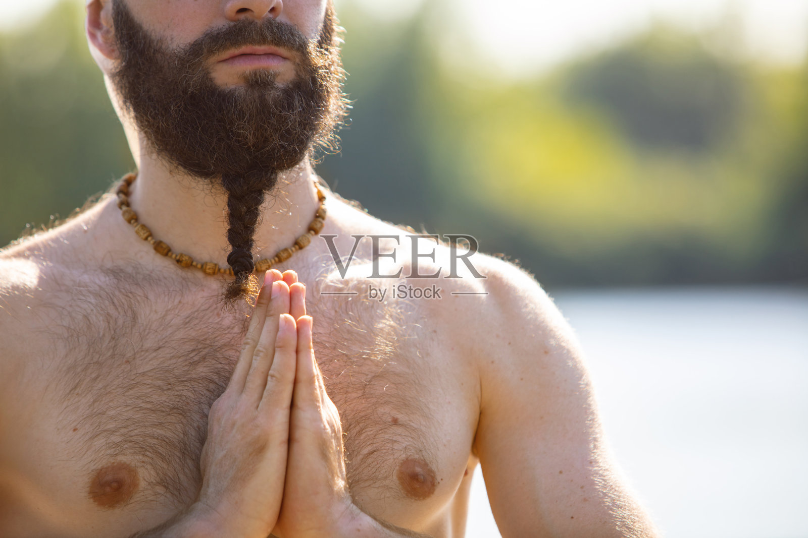 日出时在河边码头练习瑜伽的年轻男子照片摄影图片