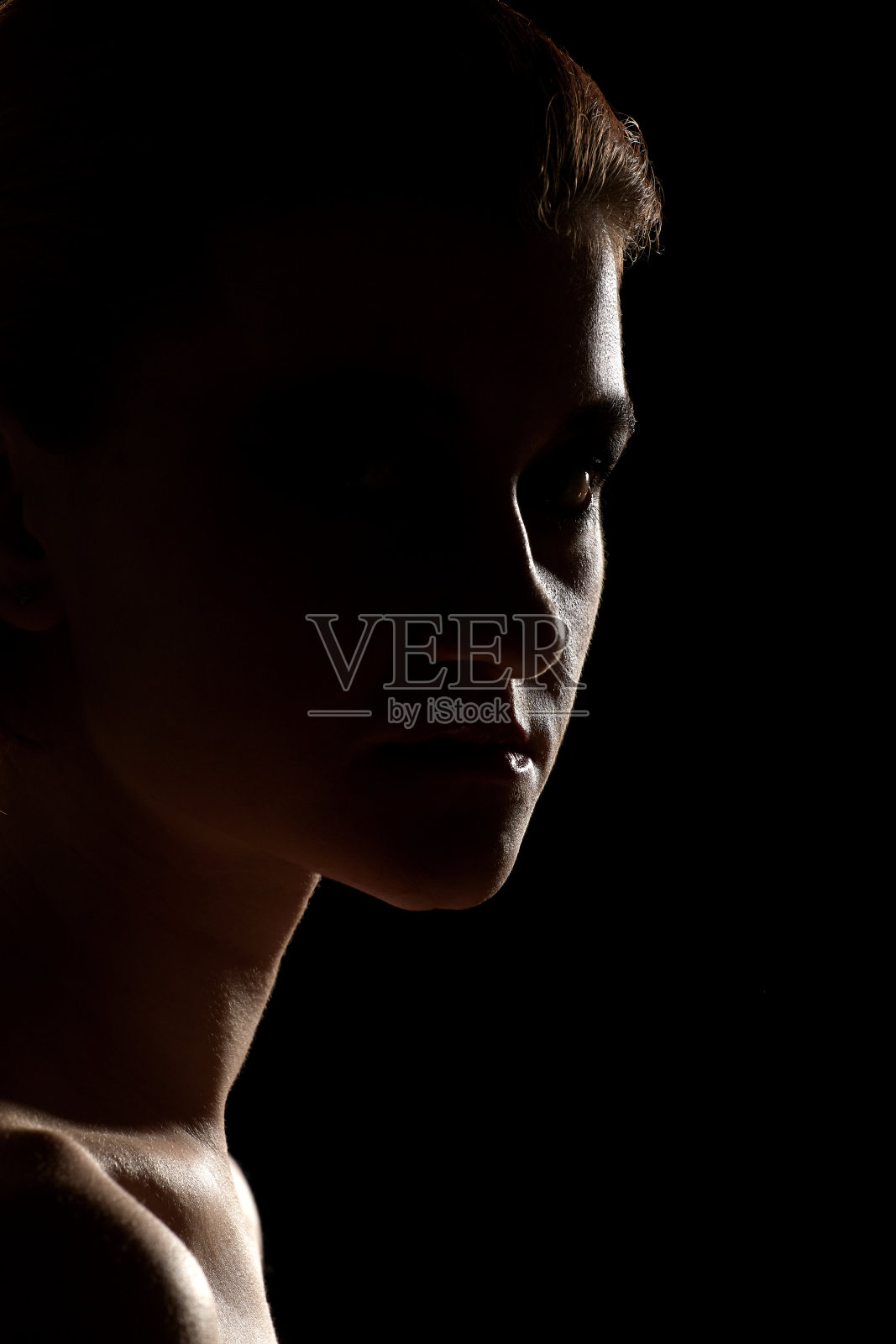 女人在黑暗照片摄影图片