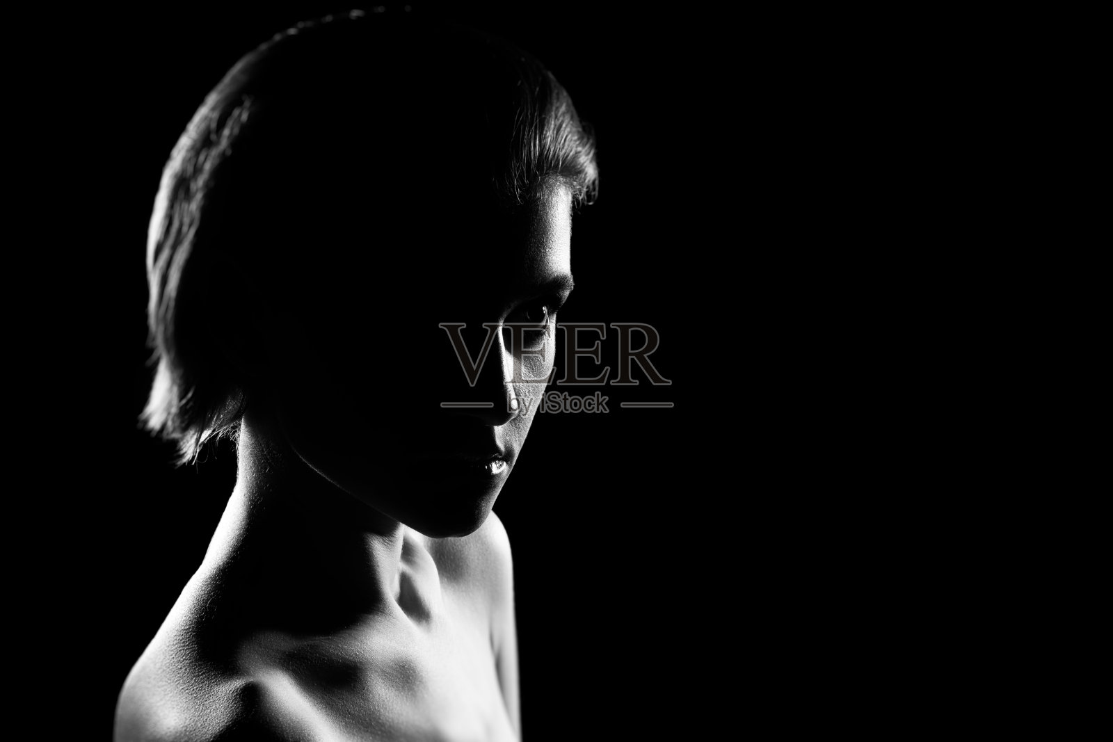 女人在黑暗照片摄影图片