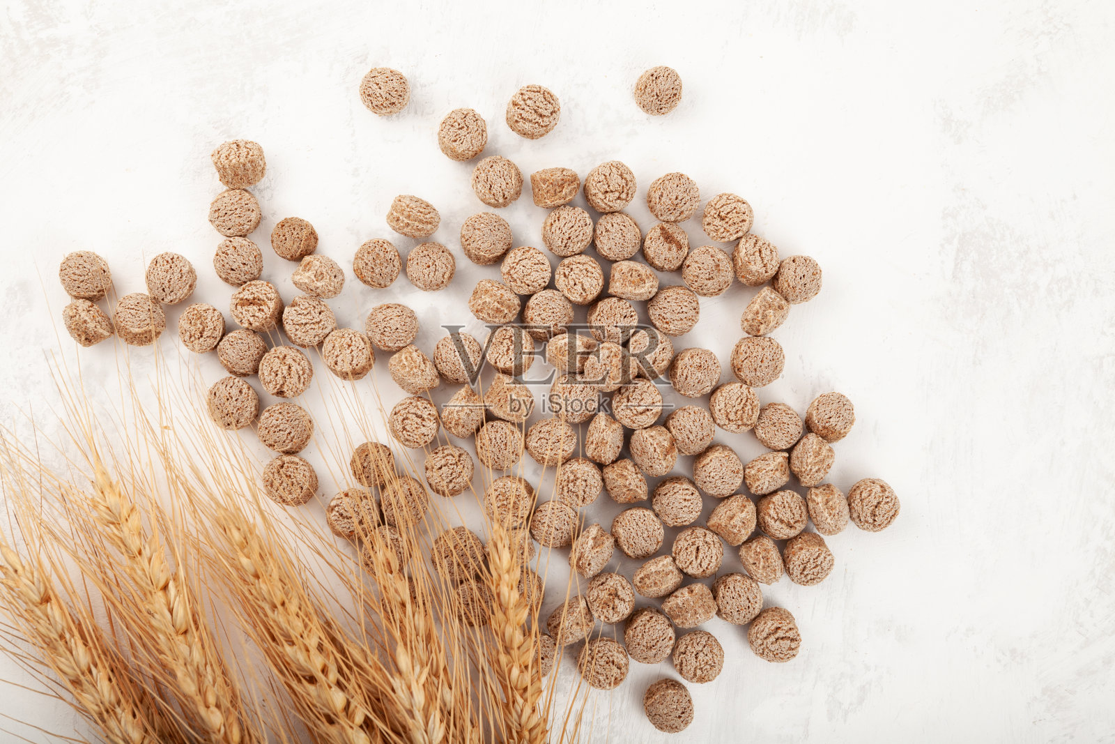 挤压黑麦麸皮灰色纹理背景。脆的零食。黑麦麸皮是潮流健康食品照片摄影图片