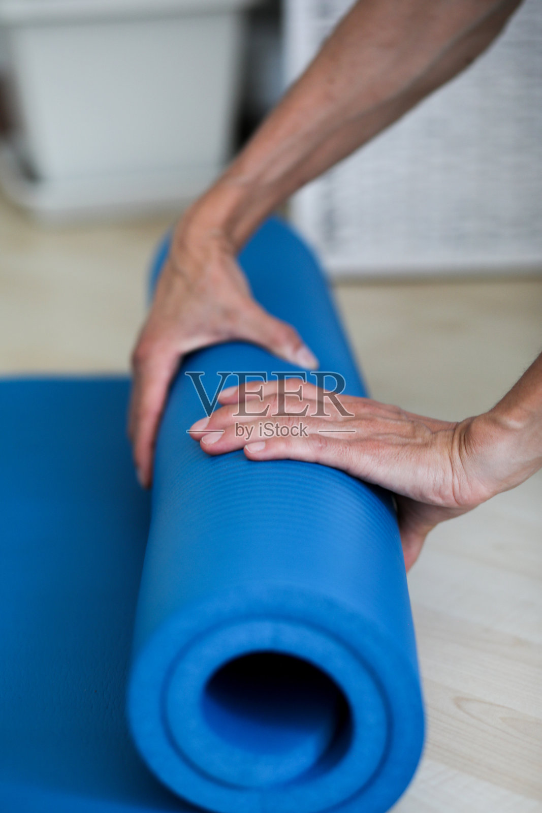 手搭瑜伽垫照片摄影图片