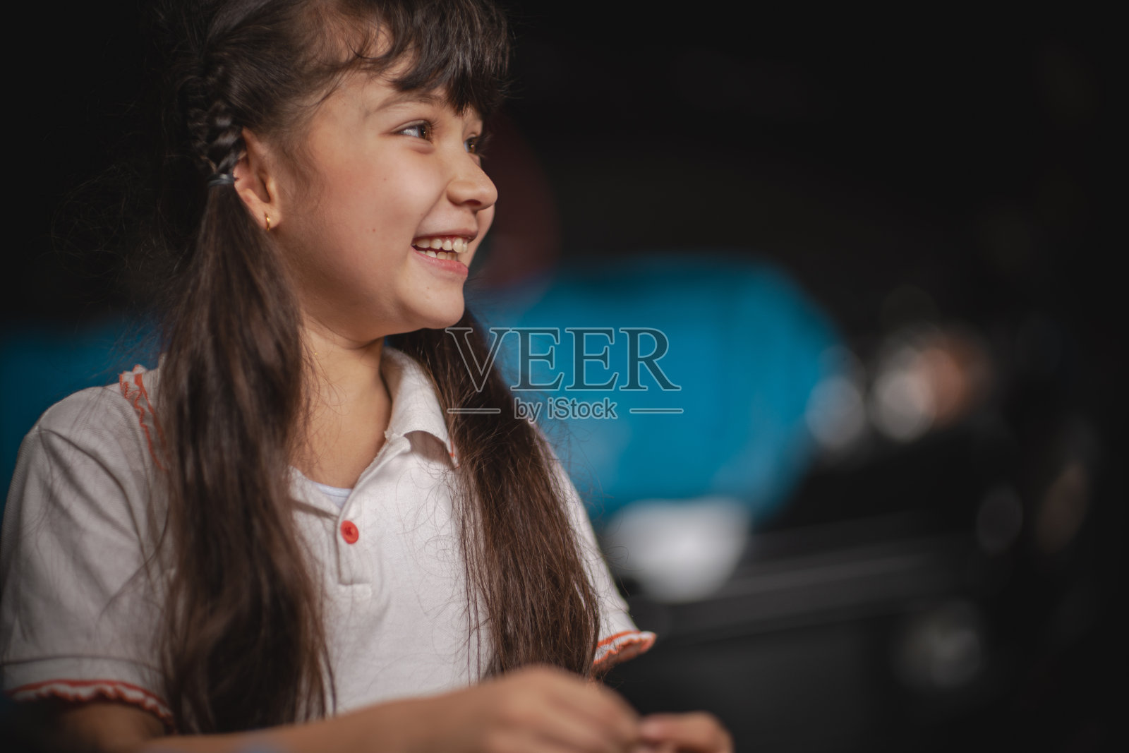 小女孩玩。照片摄影图片