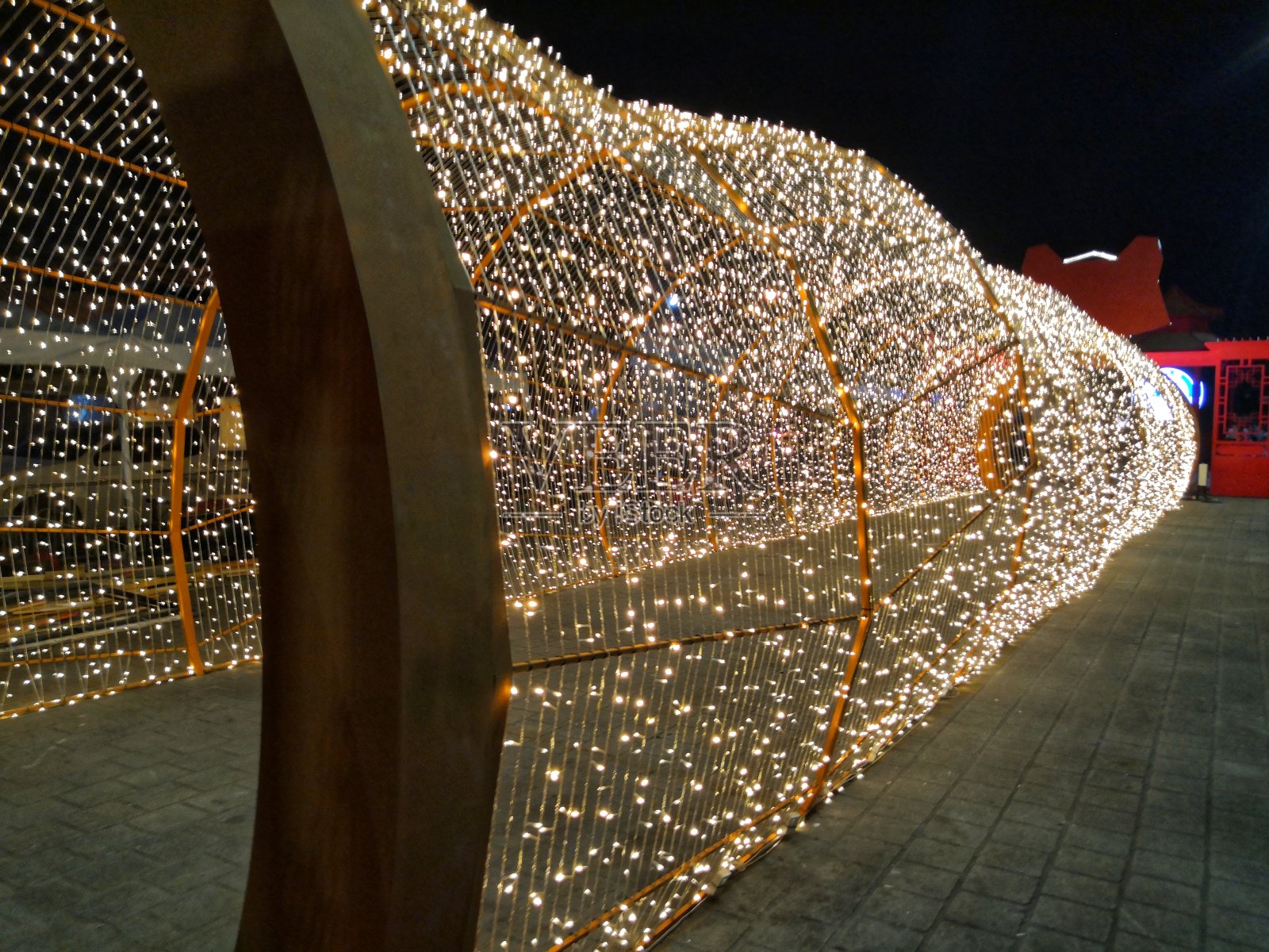 隧道在晚上用小灯装饰照片摄影图片