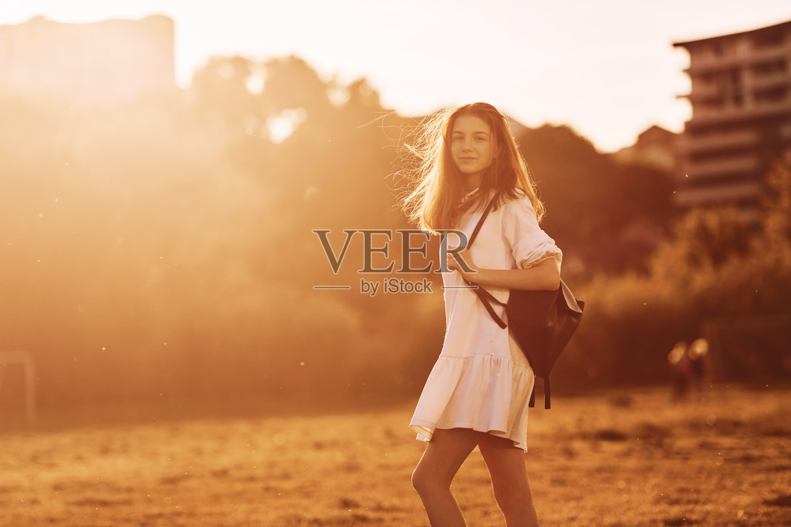 走。年轻的女孩在阳光明媚的白天在球场上度过美好的周末照片摄影图片