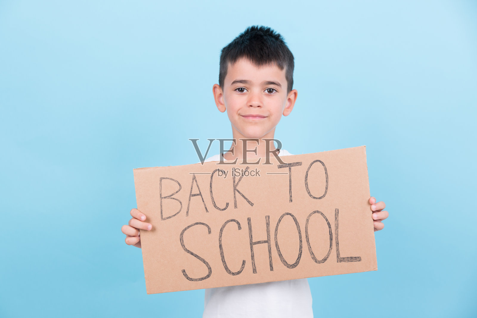 一个男孩拿着返校海报照片摄影图片