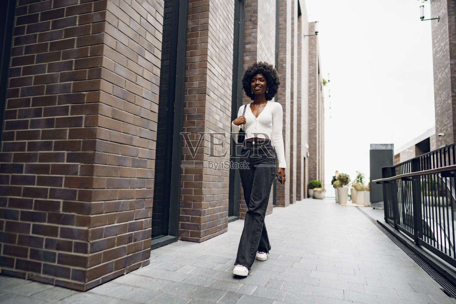 迷人的年轻女子的肖像走在外面的城市照片摄影图片