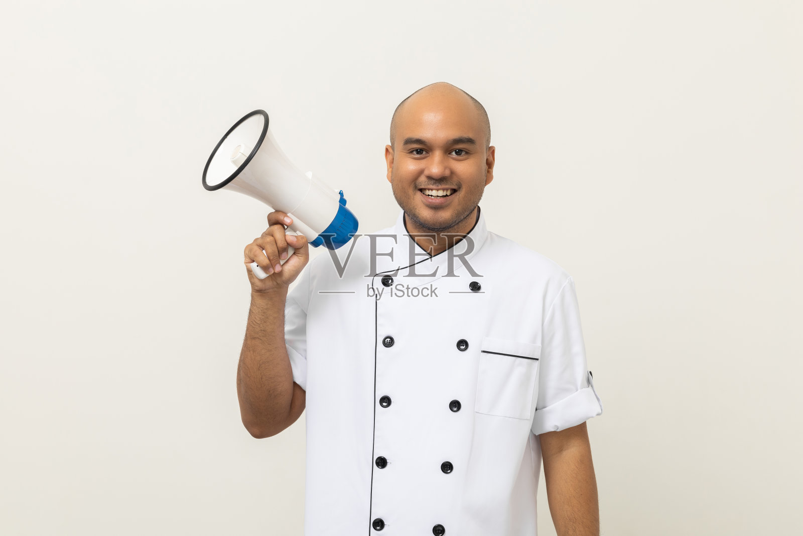 年轻英俊的亚洲人老板厨师穿着制服命令员工在孤立的菜单上点菜。在厨房餐厅和酒店做印度厨师。照片摄影图片